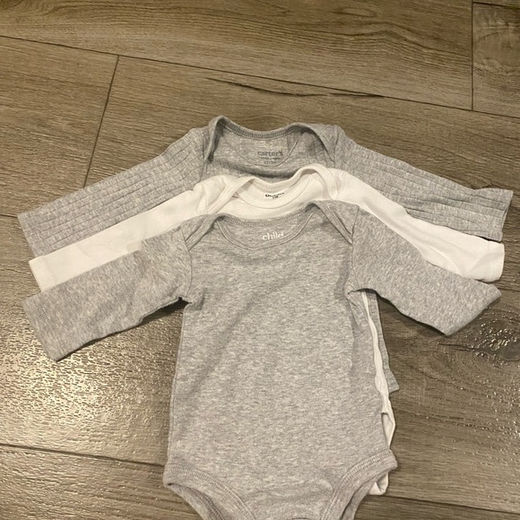 Gerber Other - Gerber Gray and White Bodysuit Set